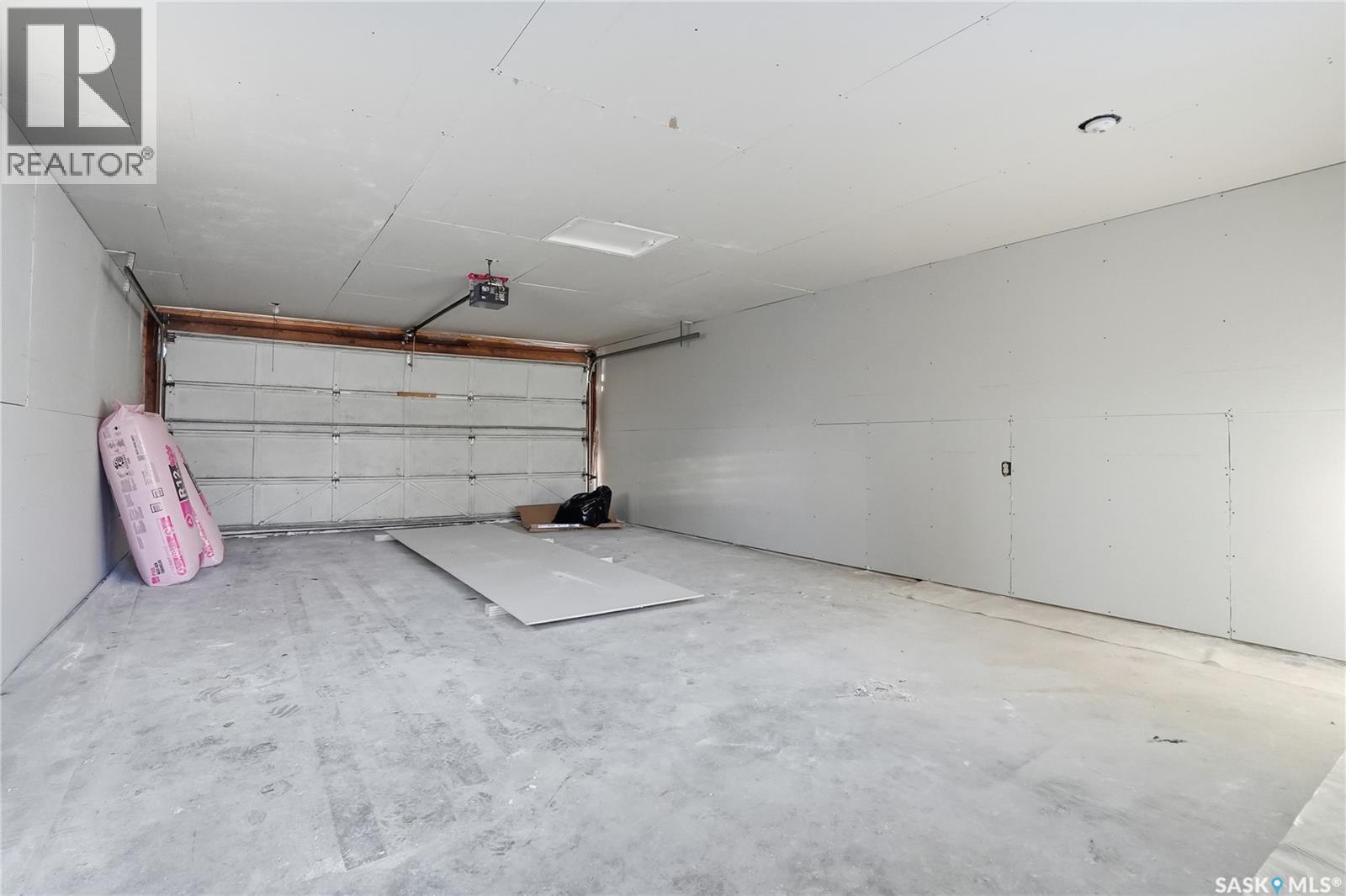 1906 Louise Avenue, Saskatoon, SK - Indoor Photo Showing Garage