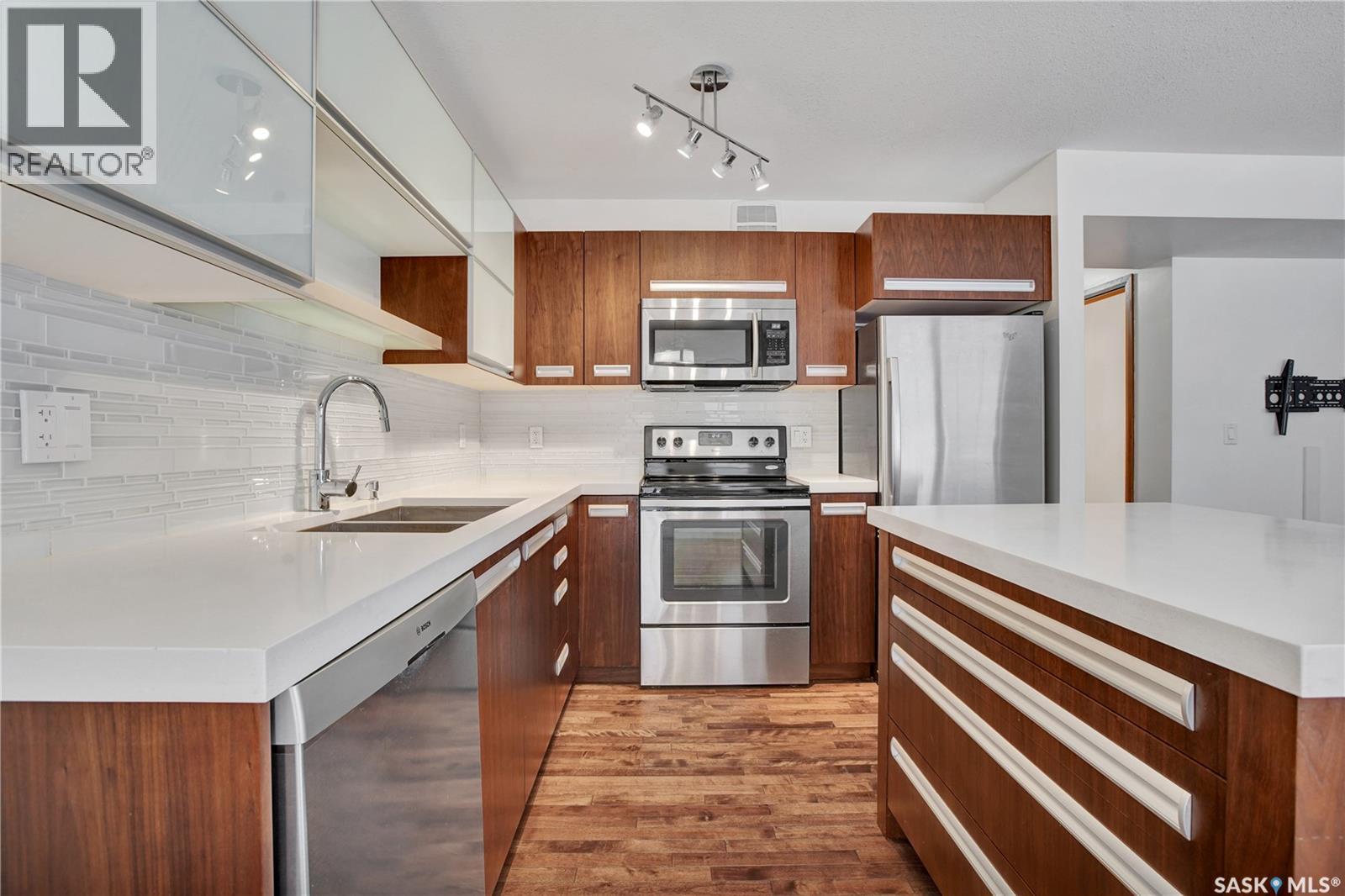 607 1303 Paton Crescent, Saskatoon, SK - Indoor Photo Showing Kitchen With Stainless Steel Kitchen With Double Sink With Upgraded Kitchen