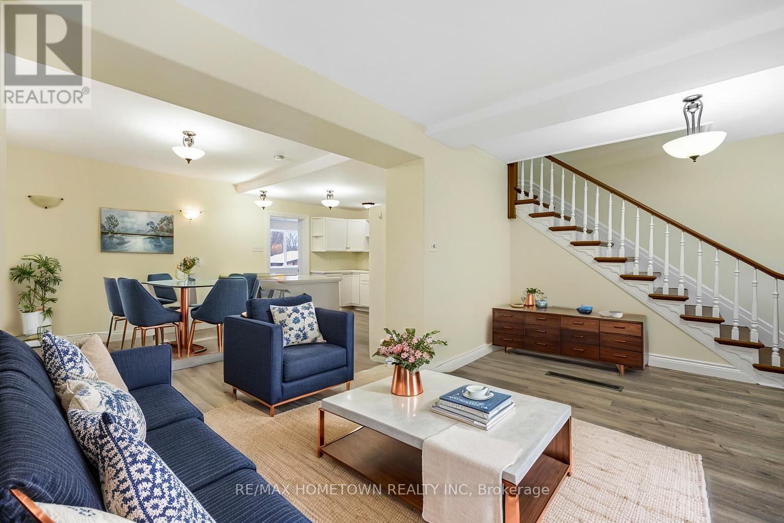 5250 Algonquin Road, Augusta, ON - Indoor Photo Showing Living Room