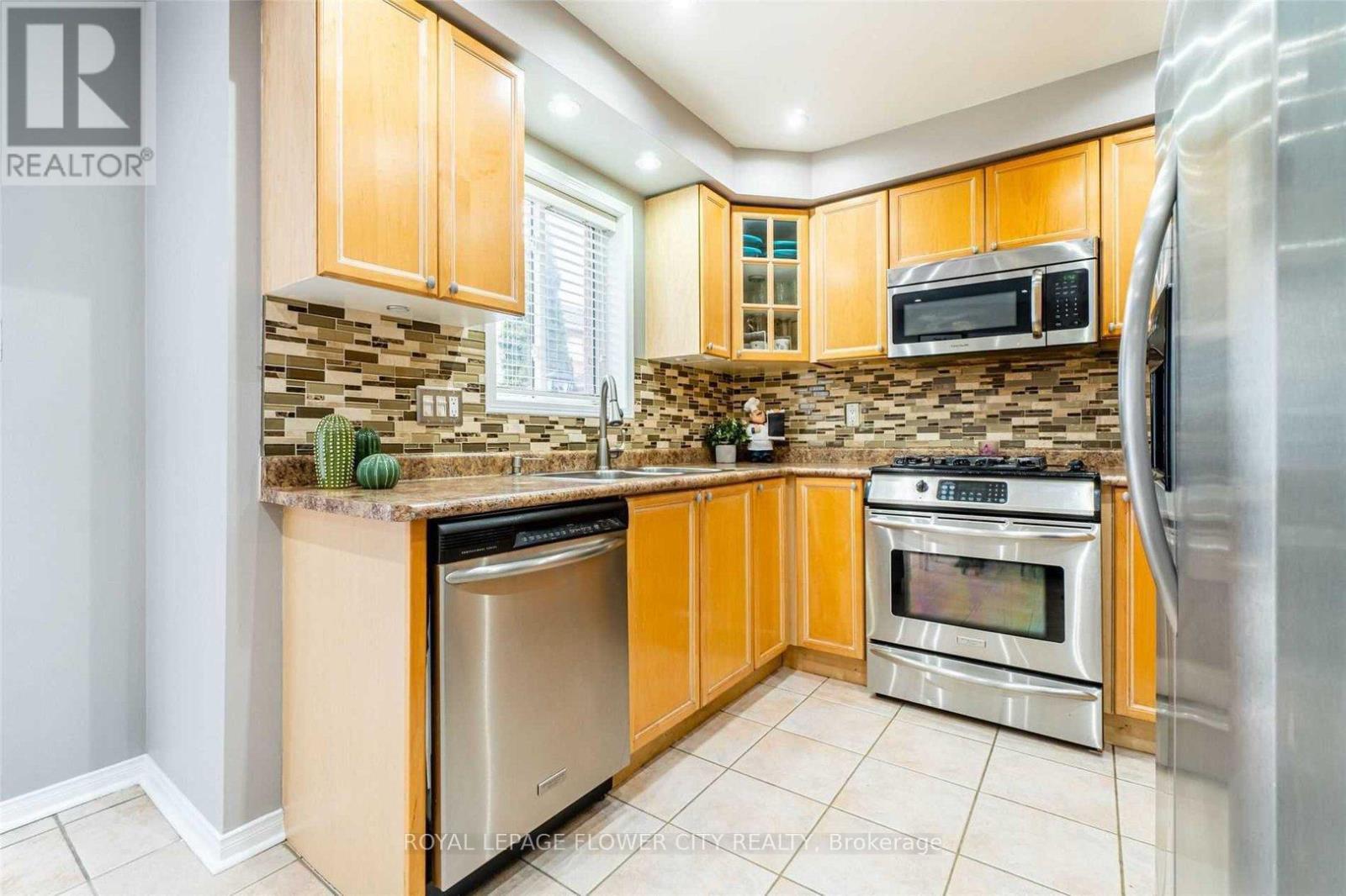 65 Sedgewick Circle, Brampton, ON - Indoor Photo Showing Kitchen With Double Sink