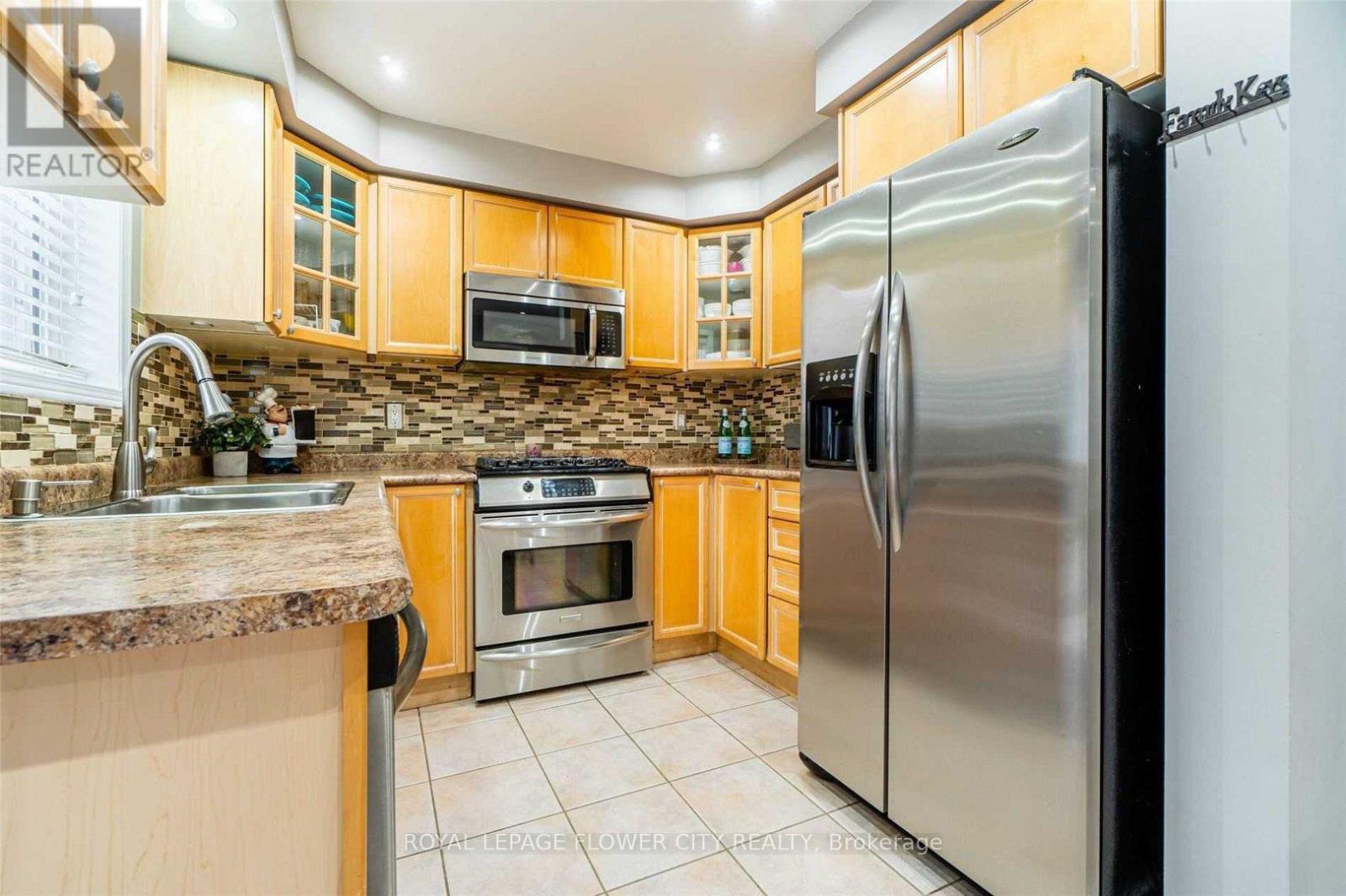 65 Sedgewick Circle, Brampton, ON - Indoor Photo Showing Kitchen With Double Sink With Upgraded Kitchen