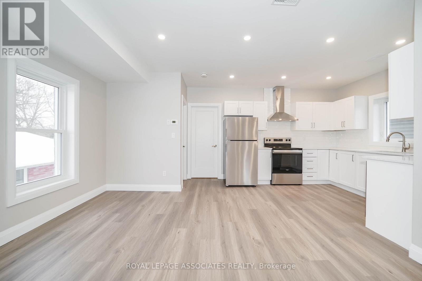 2 - 35 St George Street, Brantford, ON - Indoor Photo Showing Kitchen With Upgraded Kitchen