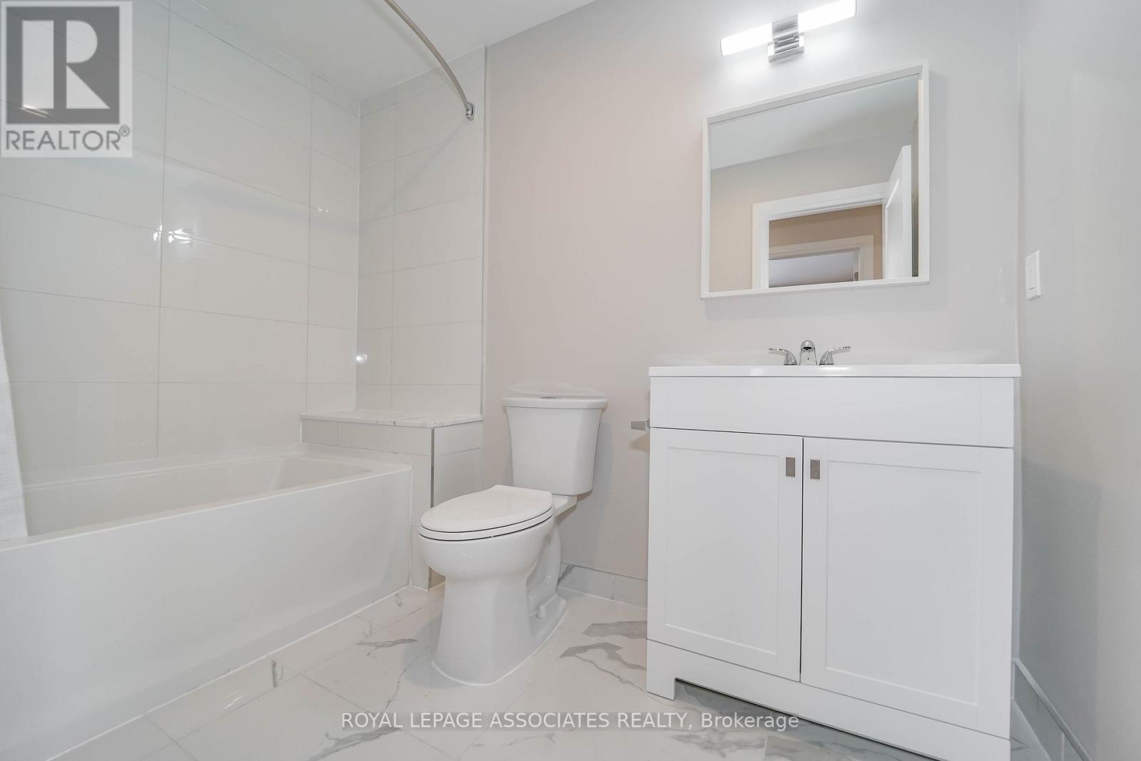 2 - 35 St George Street, Brantford, ON - Indoor Photo Showing Bathroom