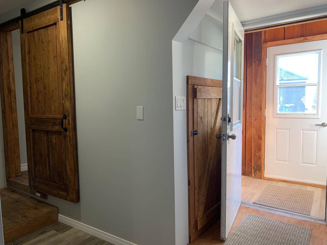 Hall d'entrée/Vestibule - 230 3E Avenue, Belleterre, QC - Indoor Photo Showing Other Room