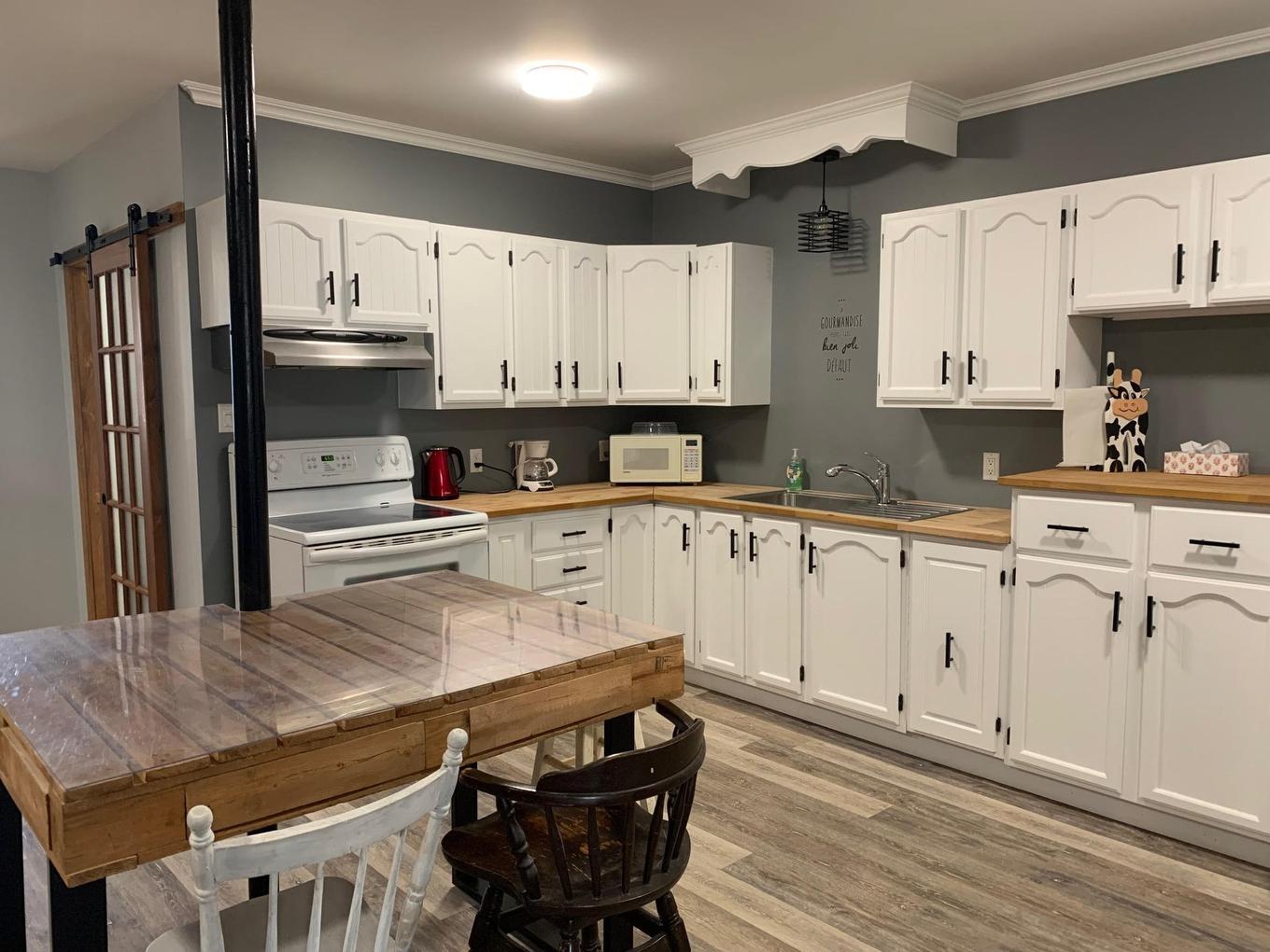 Cuisine - 230 3E Avenue, Belleterre, QC - Indoor Photo Showing Kitchen With Double Sink