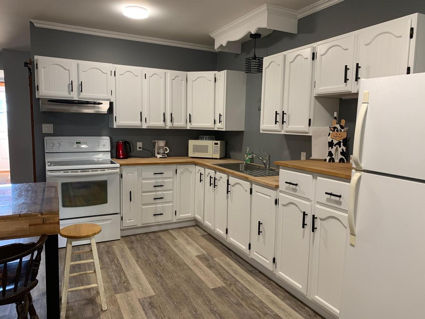 Cuisine - 230 3E Avenue, Belleterre, QC - Indoor Photo Showing Kitchen