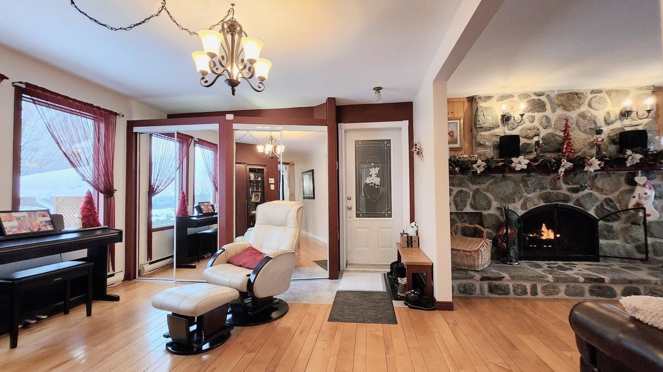 Boudoir - 621 Boul. Robitaille, Notre-Dame-Du-Mont-Carmel, QC - Indoor Photo Showing Living Room With Fireplace