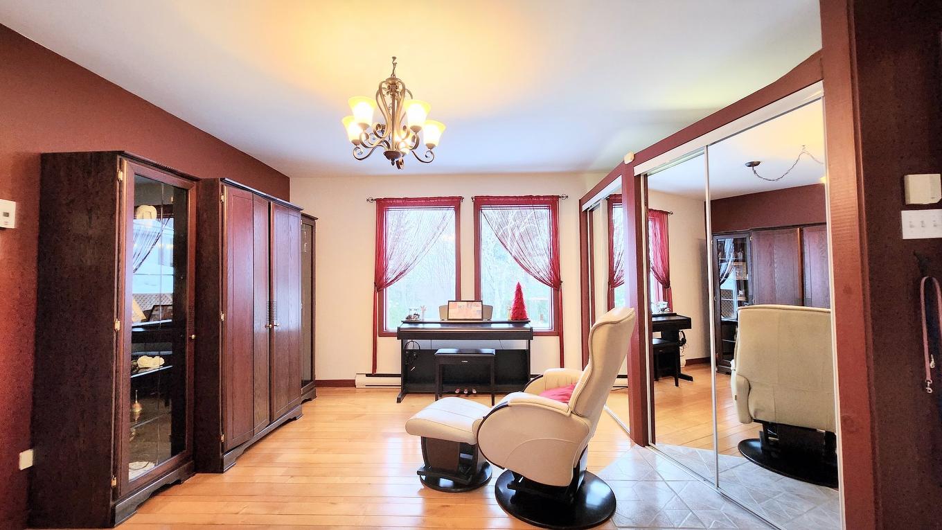 Boudoir - 621 Boul. Robitaille, Notre-Dame-Du-Mont-Carmel, QC - Indoor