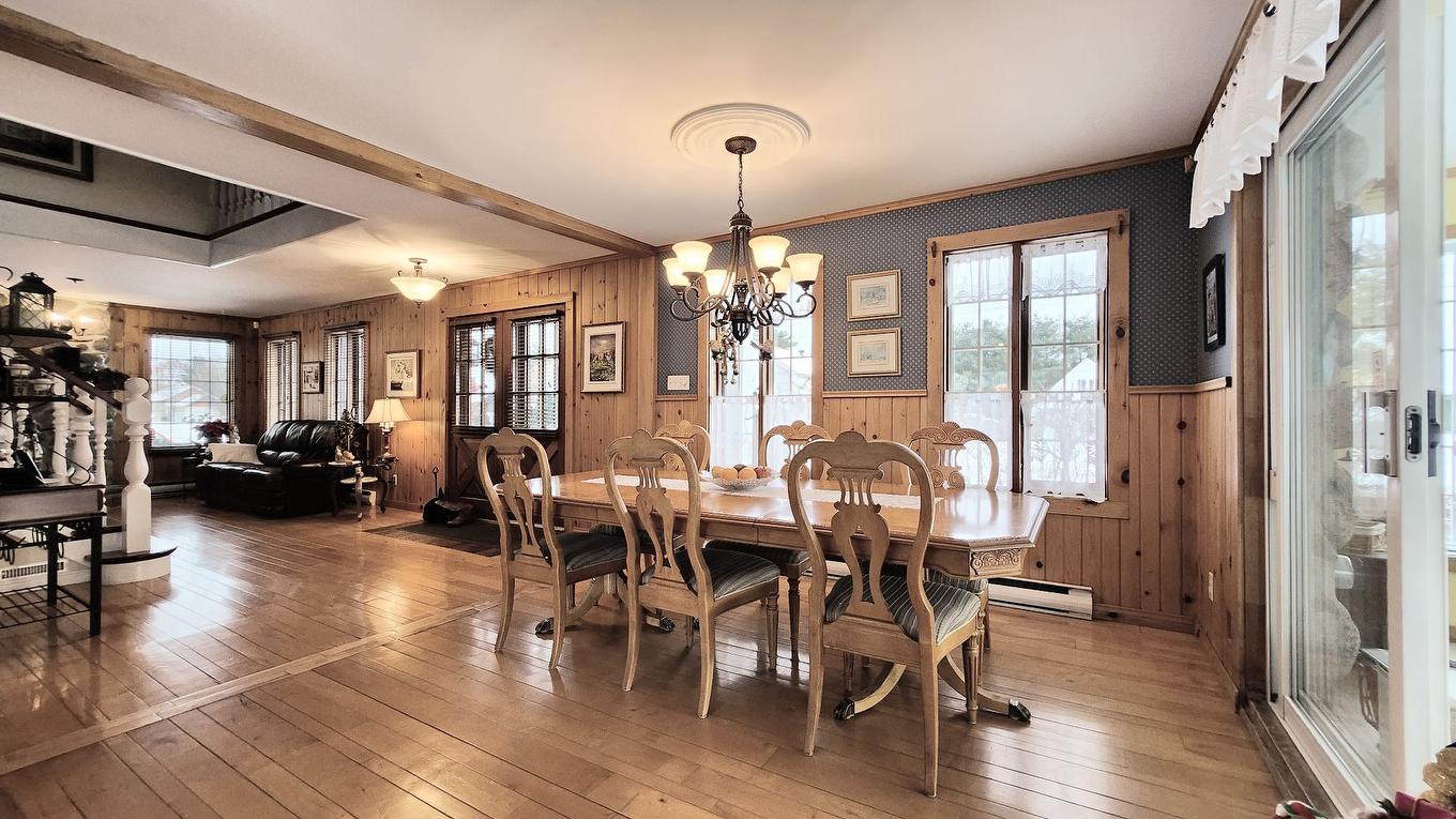 Salle à manger - 621 Boul. Robitaille, Notre-Dame-Du-Mont-Carmel, QC - Indoor Photo Showing Dining Room