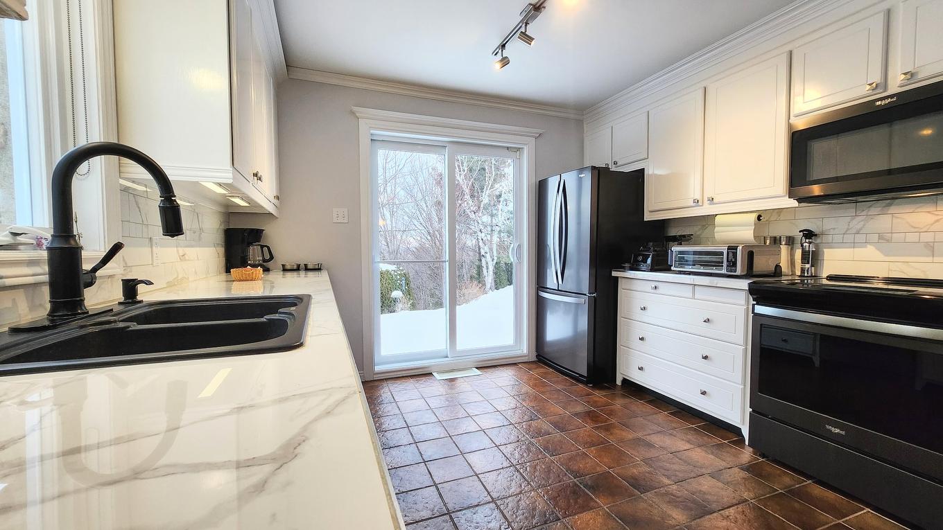 Cuisine - 621 Boul. Robitaille, Notre-Dame-Du-Mont-Carmel, QC - Indoor Photo Showing Kitchen With Double Sink