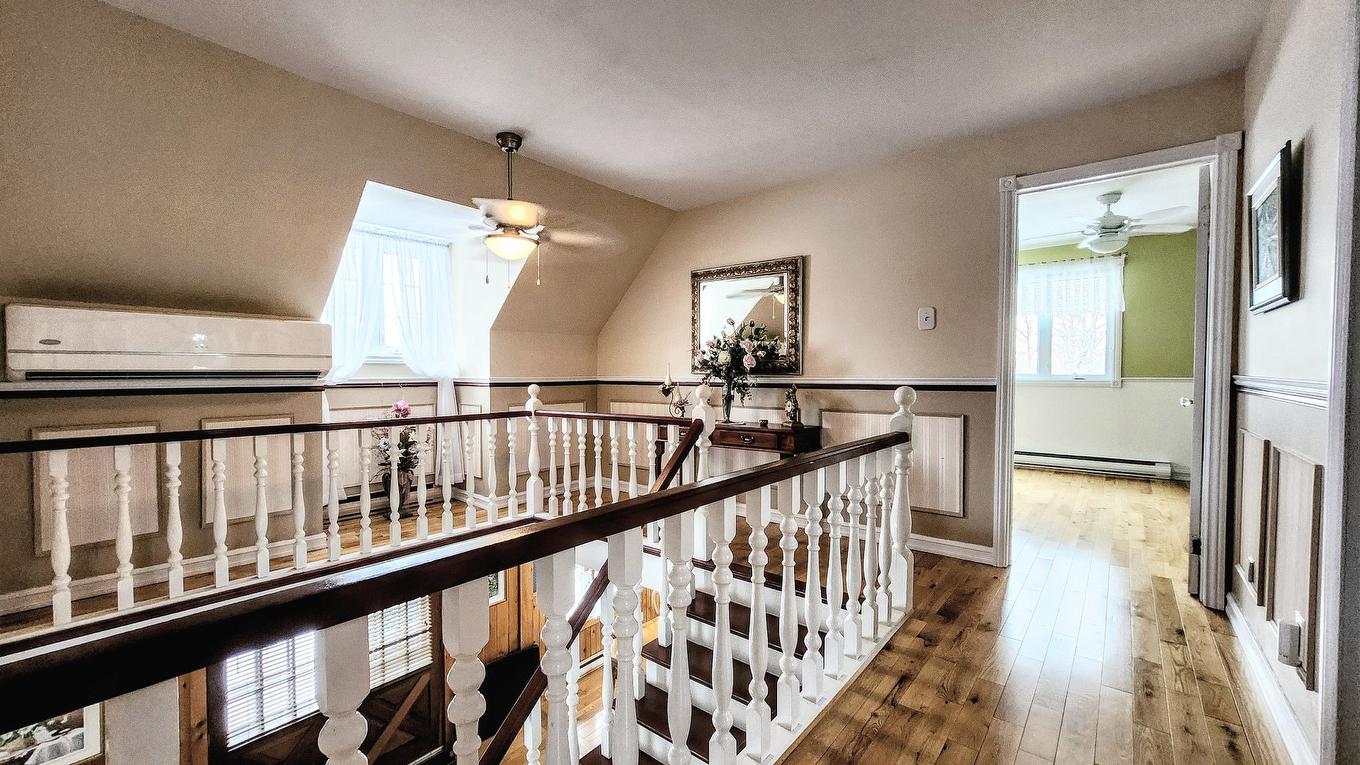 Mezzanine - 621 Boul. Robitaille, Notre-Dame-Du-Mont-Carmel, QC - Indoor Photo Showing Other Room