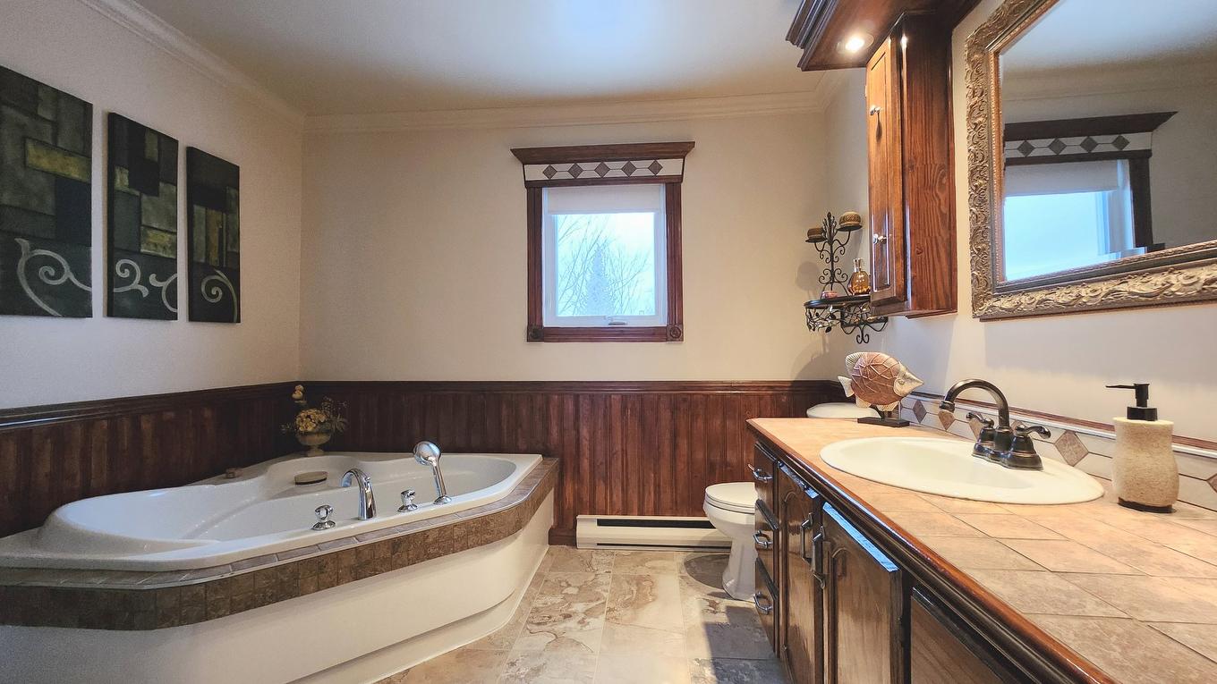 Salle de bains - 621 Boul. Robitaille, Notre-Dame-Du-Mont-Carmel, QC - Indoor Photo Showing Bathroom