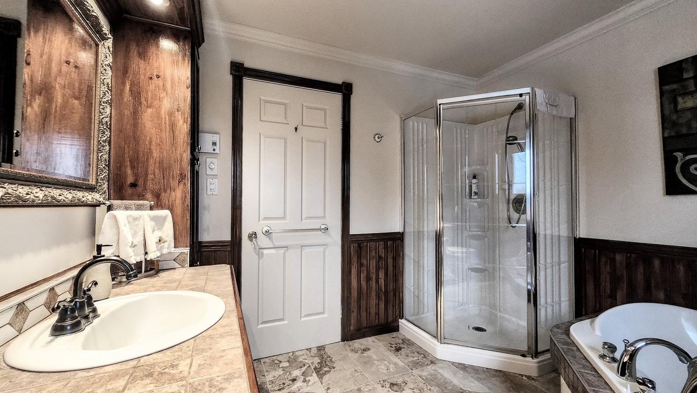 Salle de bains - 621 Boul. Robitaille, Notre-Dame-Du-Mont-Carmel, QC - Indoor Photo Showing Bathroom