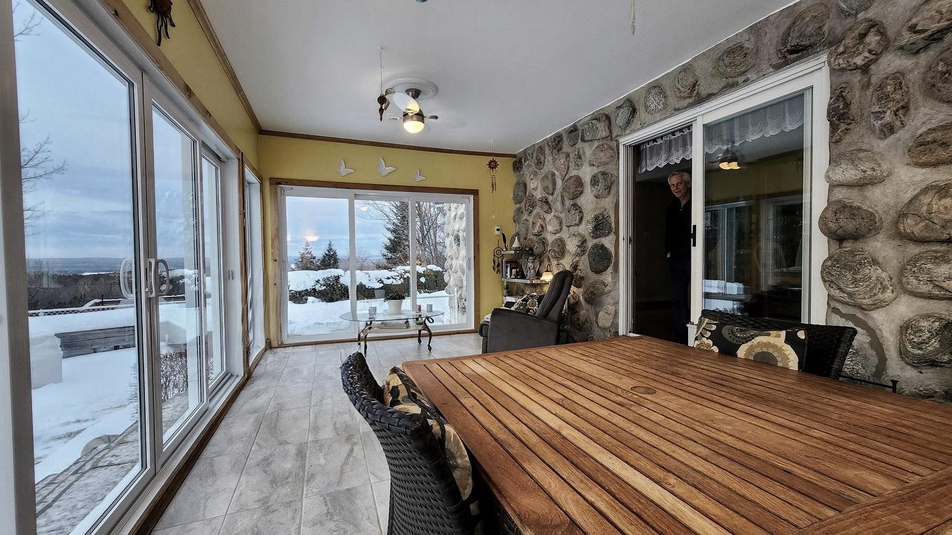 Solarium/Verrière - 621 Boul. Robitaille, Notre-Dame-Du-Mont-Carmel, QC - Indoor Photo Showing Other Room