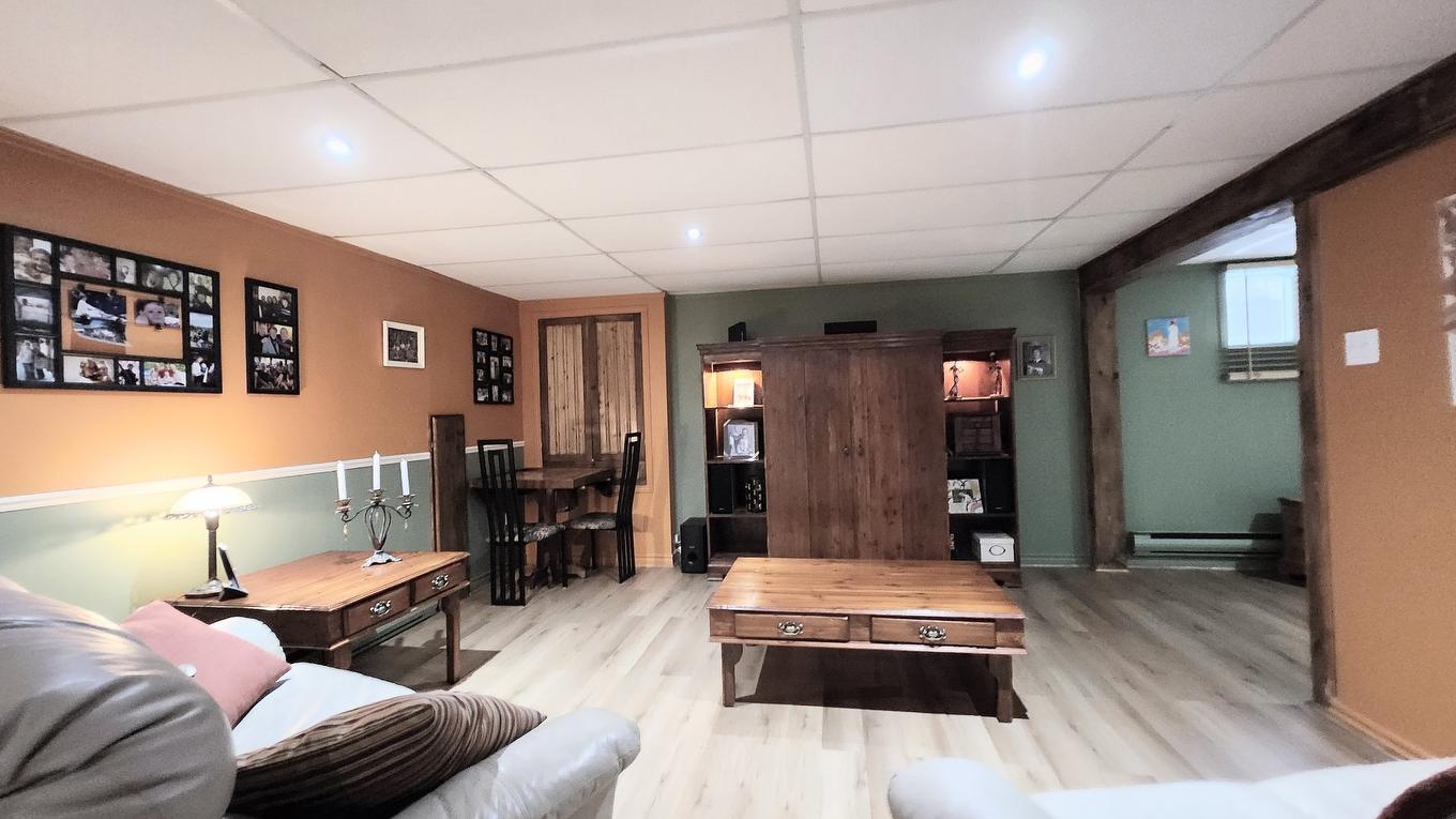 Salle familiale - 621 Boul. Robitaille, Notre-Dame-Du-Mont-Carmel, QC - Indoor