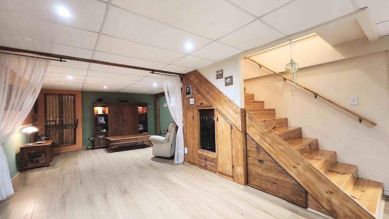 Salle familiale - 621 Boul. Robitaille, Notre-Dame-Du-Mont-Carmel, QC - Indoor Photo Showing Other Room