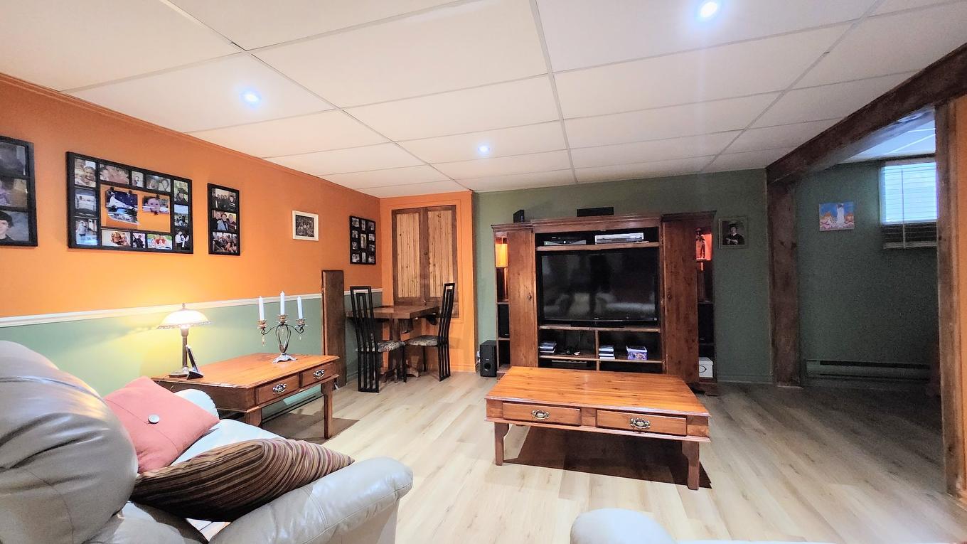 Salle familiale - 621 Boul. Robitaille, Notre-Dame-Du-Mont-Carmel, QC - Indoor