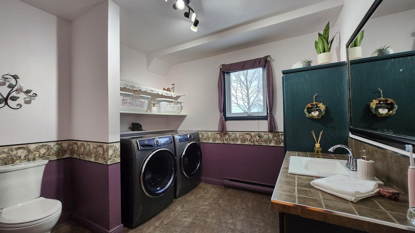 Salle de lavage - 621 Boul. Robitaille, Notre-Dame-Du-Mont-Carmel, QC - Indoor Photo Showing Laundry Room