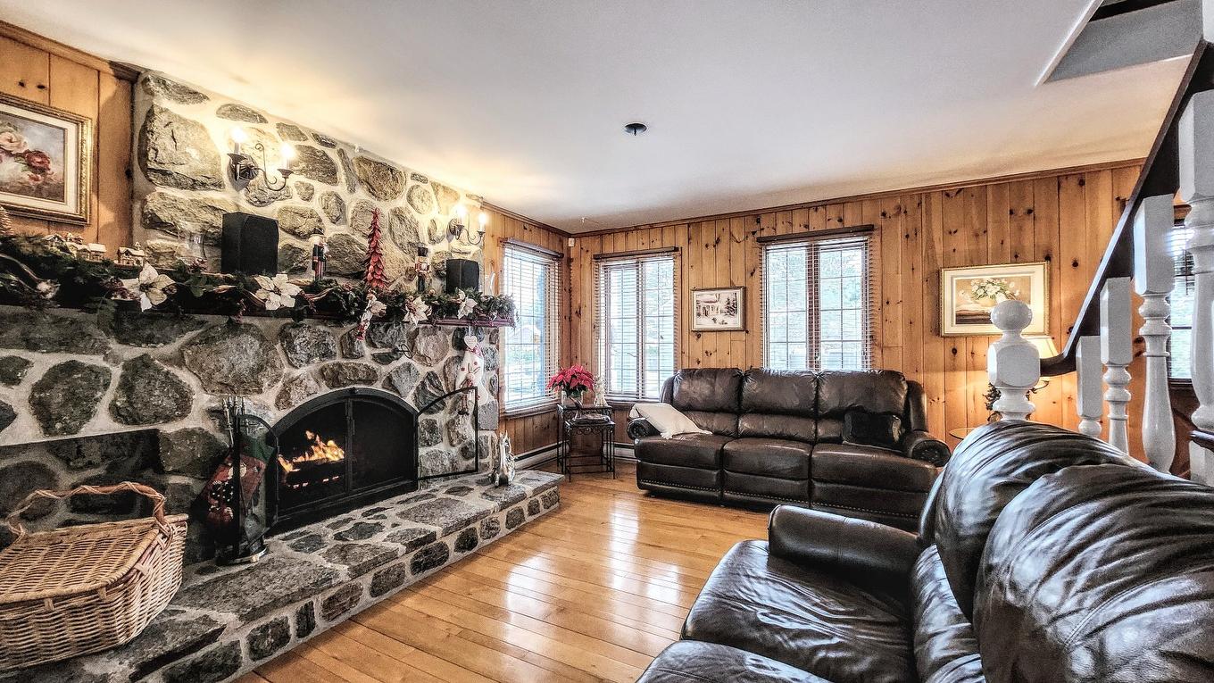 Salon - 621 Boul. Robitaille, Notre-Dame-Du-Mont-Carmel, QC - Indoor Photo Showing Living Room With Fireplace