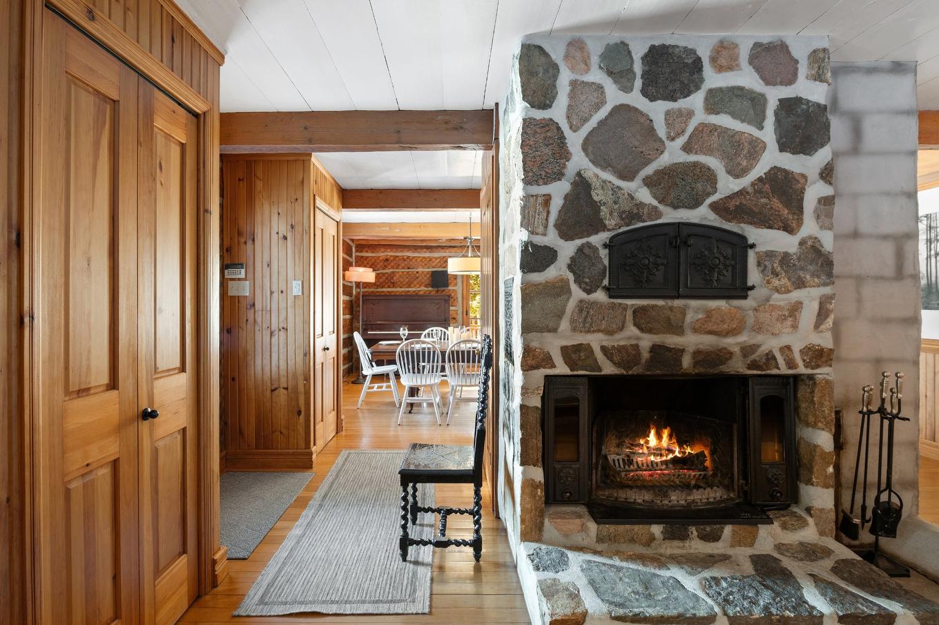 Living room - 1735 - 1737 Ch. De La Gare, Val-Morin, QC - Indoor With Fireplace