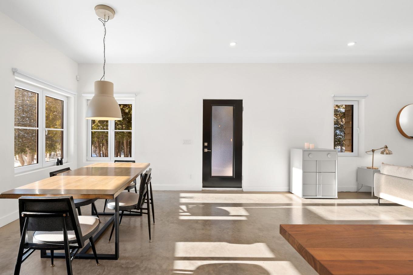 Exterior entrance - 1735 - 1737 Ch. De La Gare, Val-Morin, QC - Indoor Photo Showing Dining Room