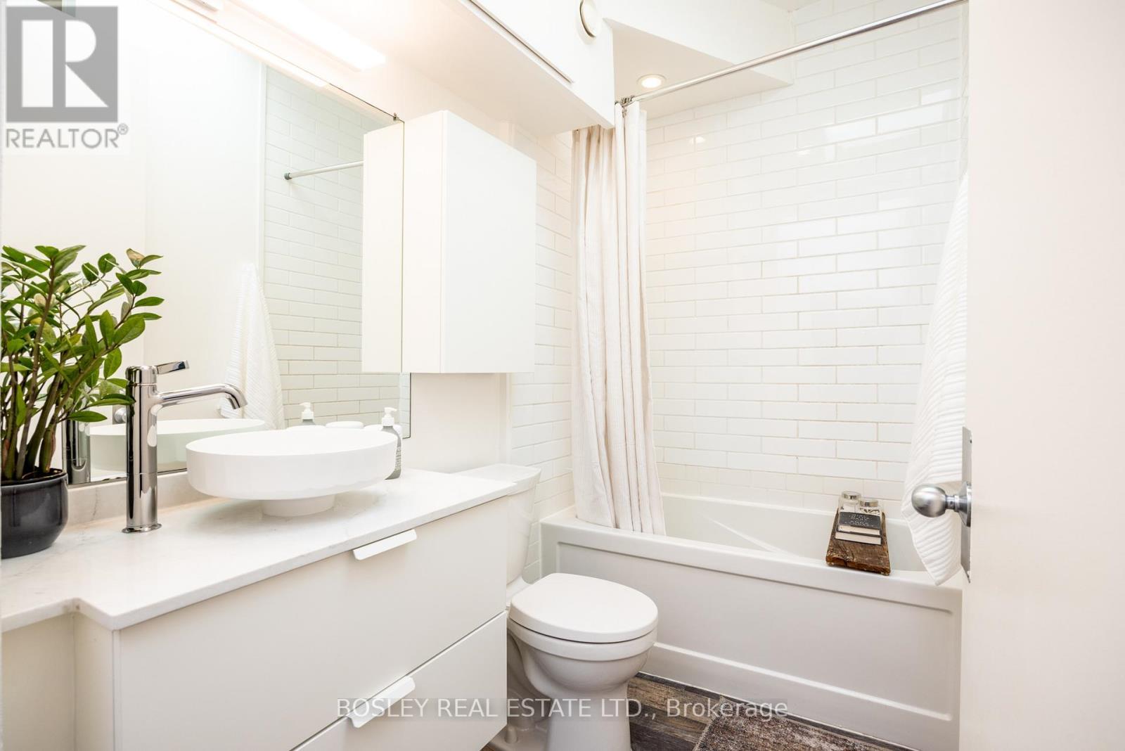 1007 Weston Road, Toronto, ON - Indoor Photo Showing Bathroom