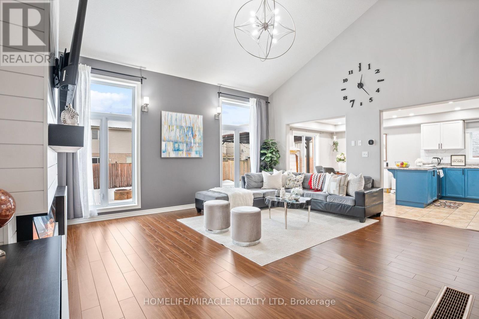589 Sales Drive, Woodstock, ON - Indoor Photo Showing Living Room