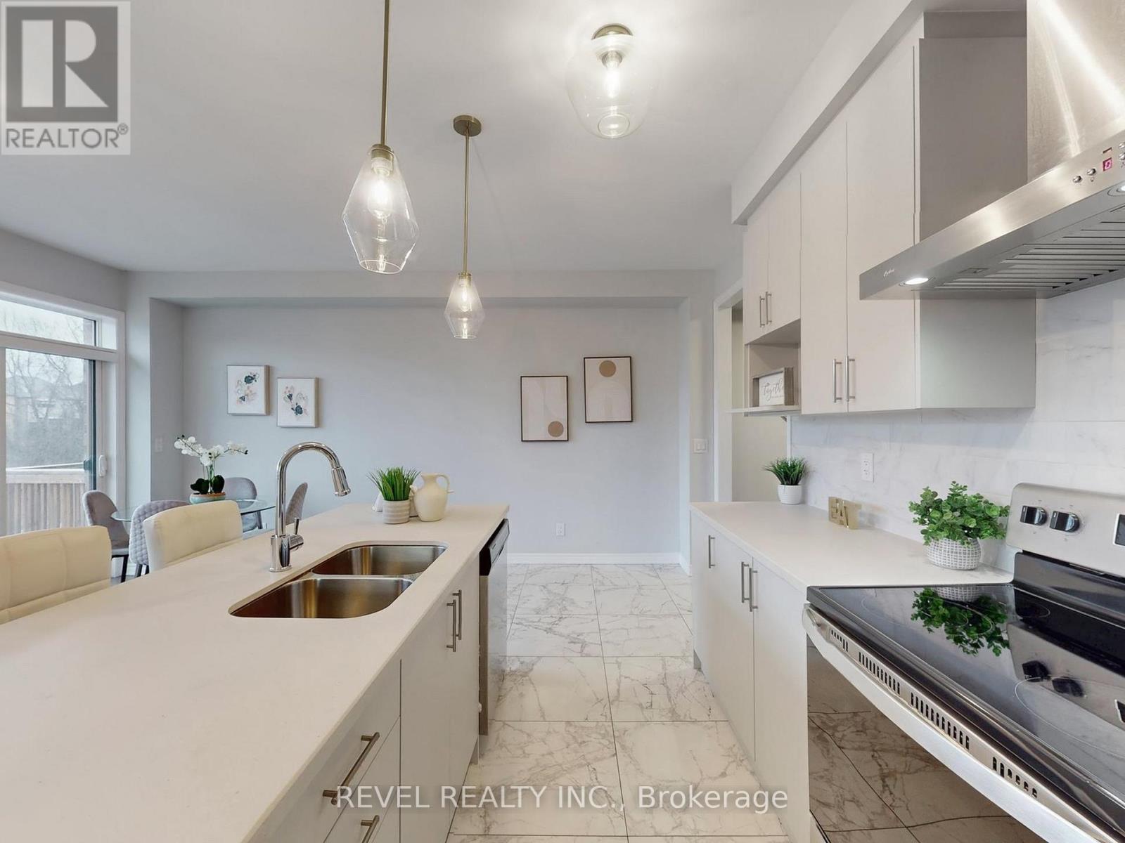 4 Paradise Way, Whitby (Rolling Acres), ON - Indoor Photo Showing Kitchen With Double Sink With Upgraded Kitchen
