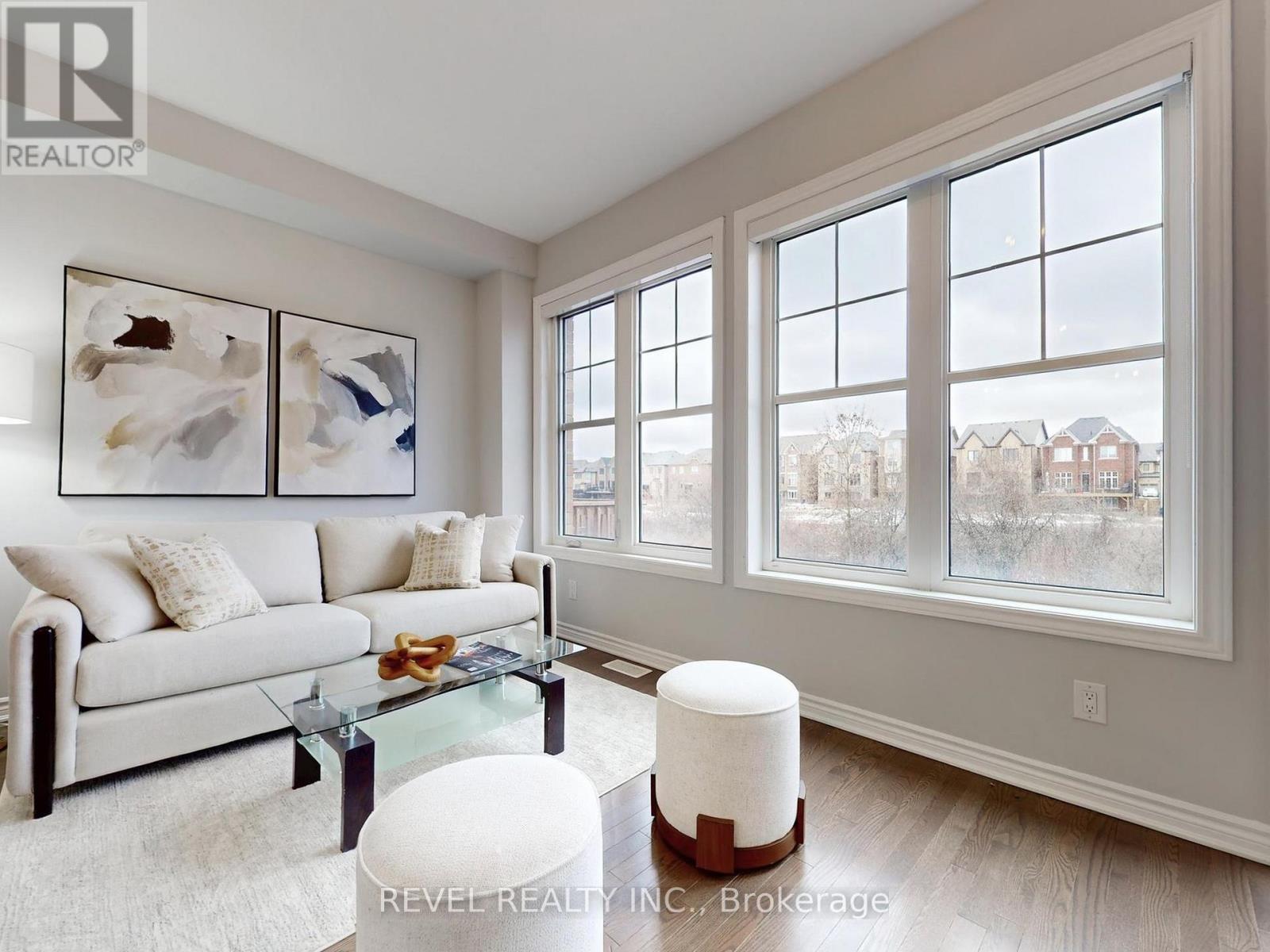 4 Paradise Way, Whitby (Rolling Acres), ON - Indoor Photo Showing Living Room