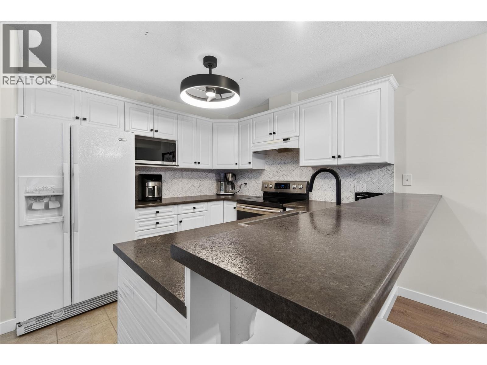 1002 Riverside Avenue Unit# 206, Sicamous, BC - Indoor Photo Showing Kitchen
