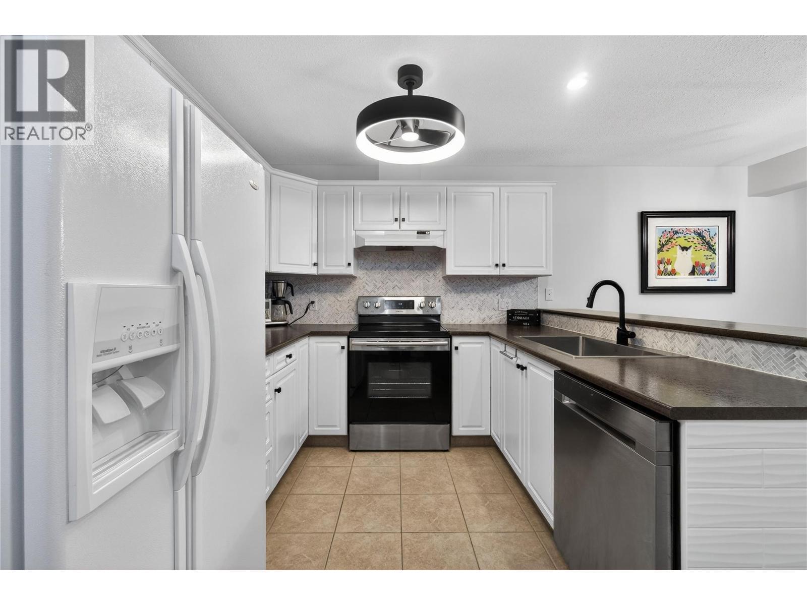 1002 Riverside Avenue Unit# 206, Sicamous, BC - Indoor Photo Showing Kitchen
