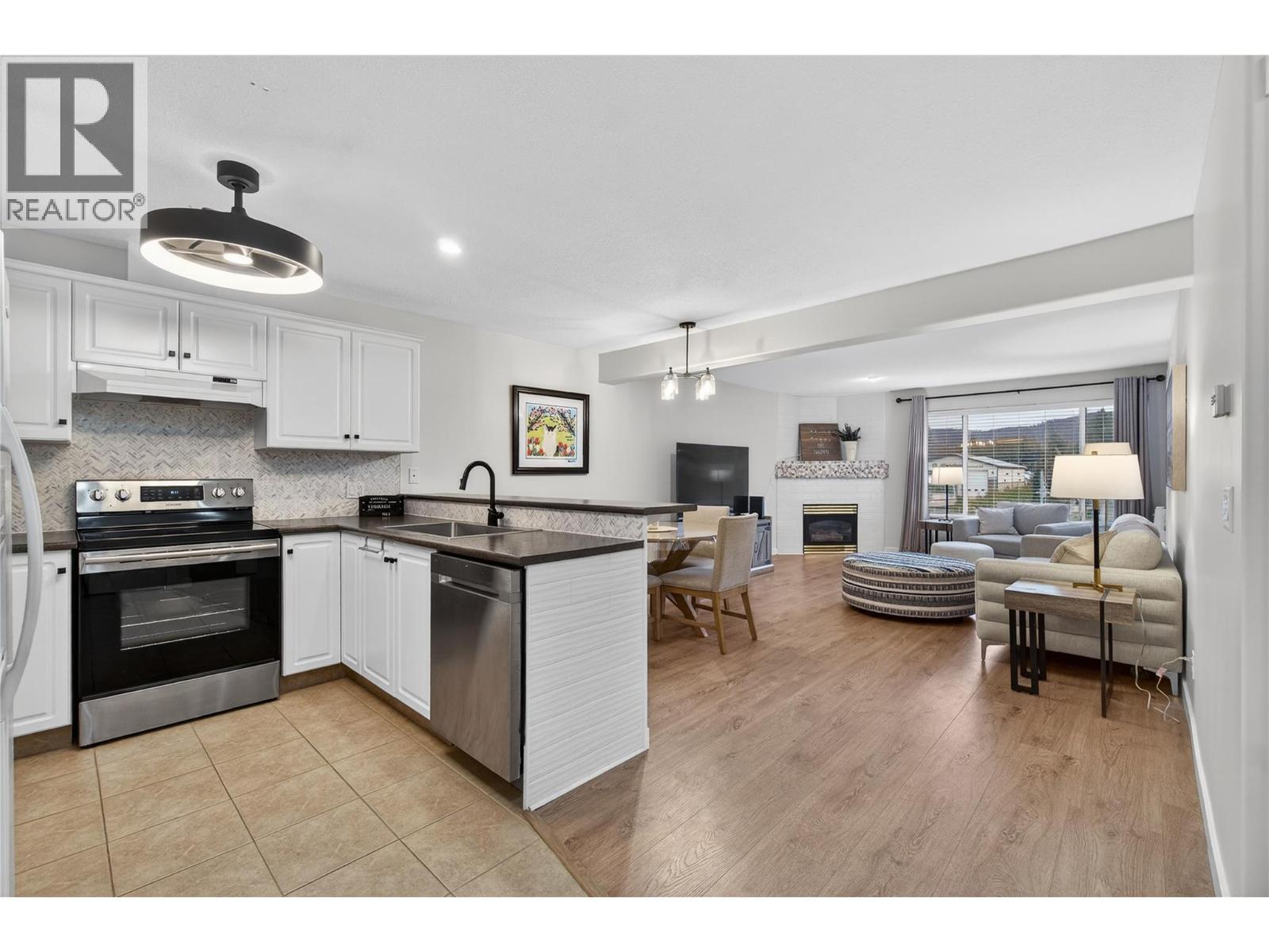 1002 Riverside Avenue Unit# 206, Sicamous, BC - Indoor Photo Showing Kitchen With Double Sink