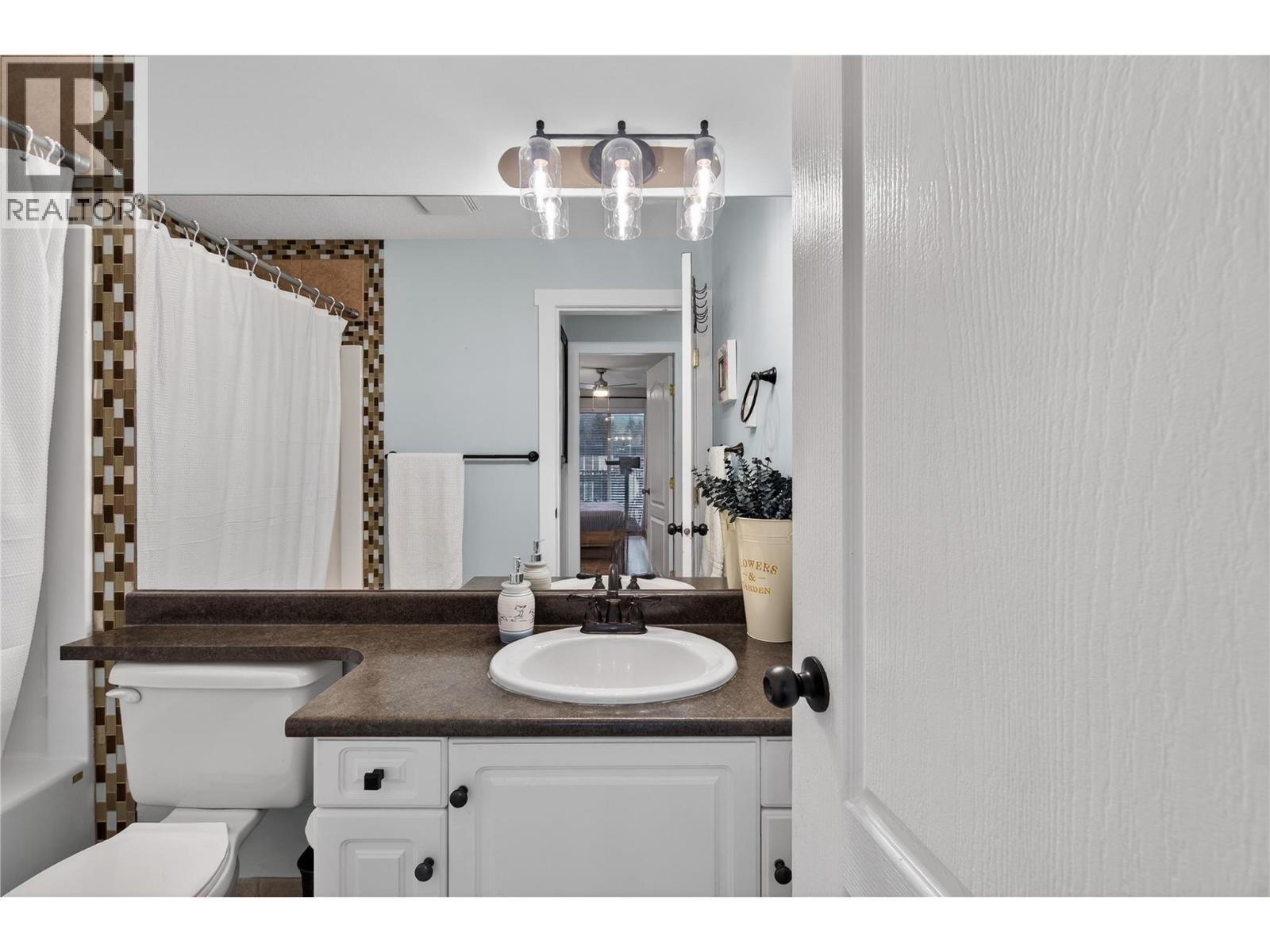 1002 Riverside Avenue Unit# 206, Sicamous, BC - Indoor Photo Showing Bathroom