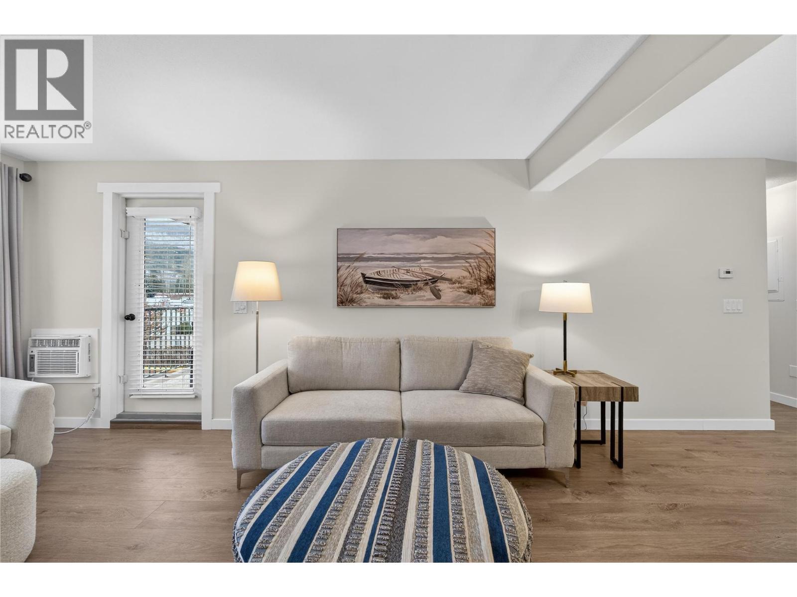 1002 Riverside Avenue Unit# 206, Sicamous, BC - Indoor Photo Showing Living Room