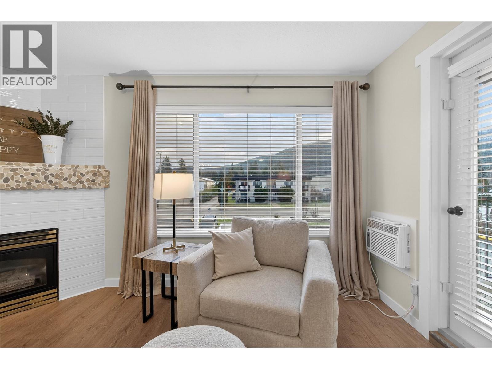 1002 Riverside Avenue Unit# 206, Sicamous, BC - Indoor Photo Showing Living Room With Fireplace