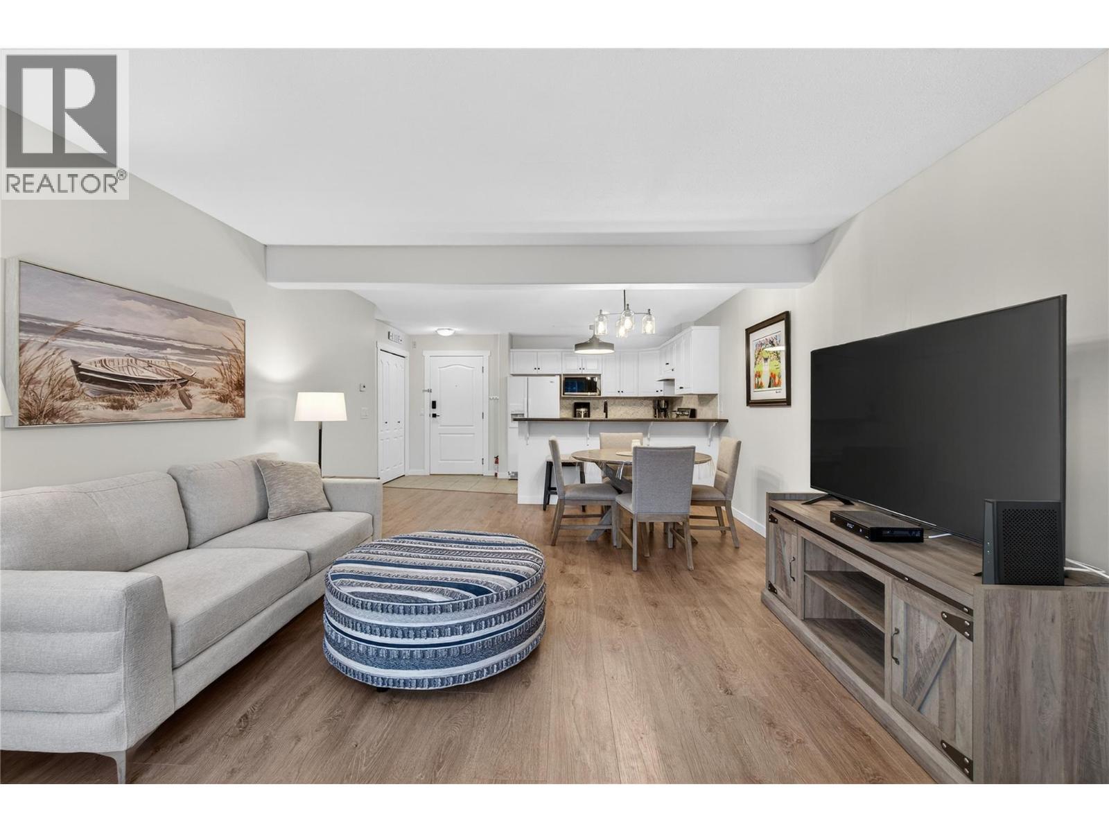 1002 Riverside Avenue Unit# 206, Sicamous, BC - Indoor Photo Showing Living Room