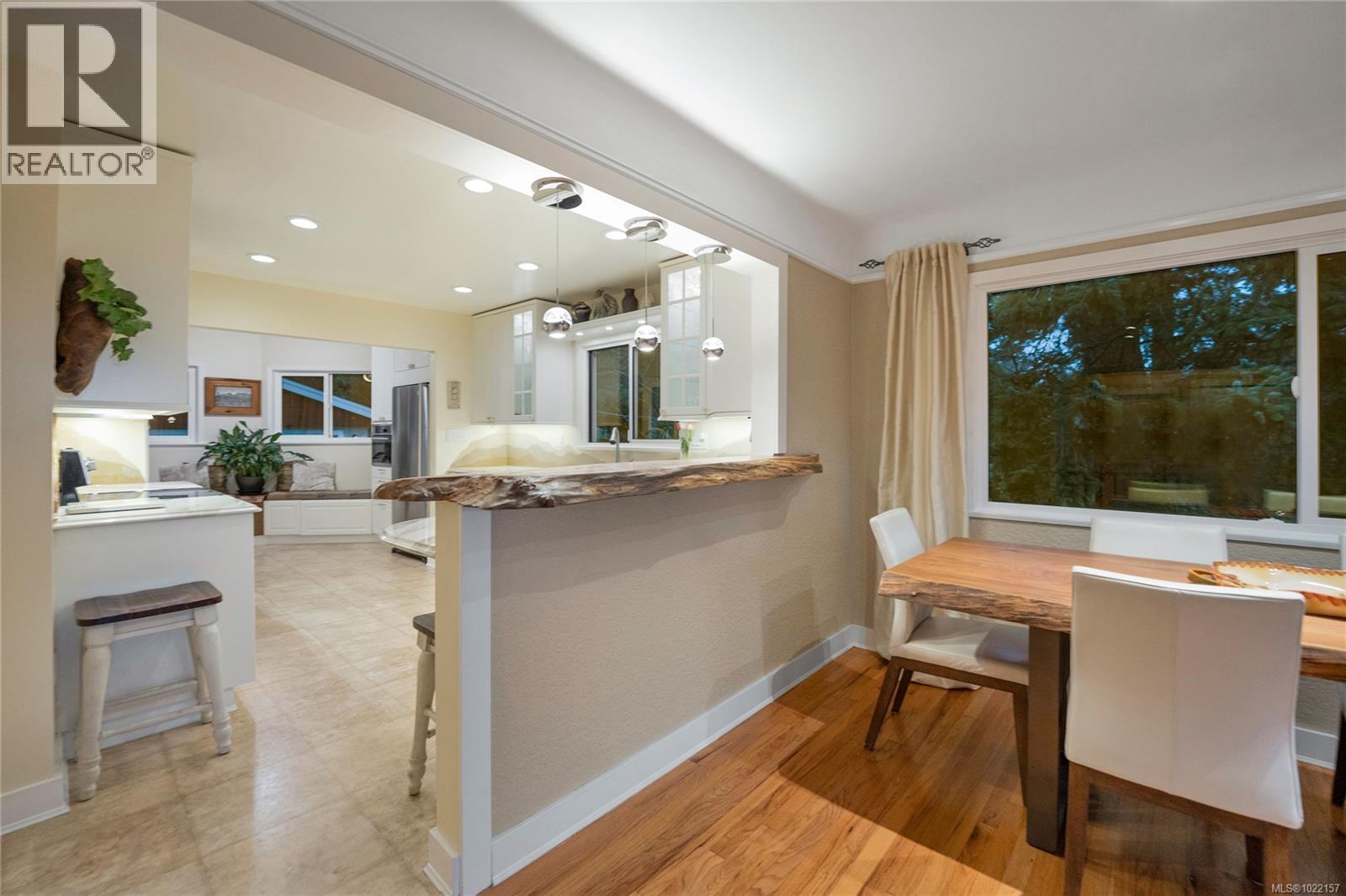 2229 Arbutus Rd, Saanich, BC - Indoor