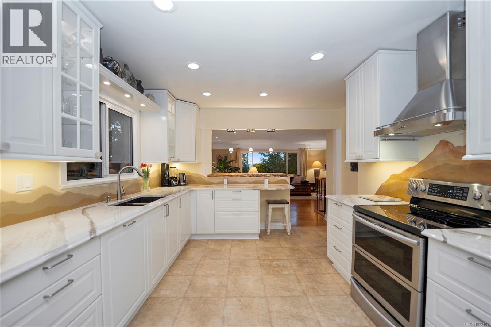 2229 Arbutus Rd, Saanich, BC - Indoor Photo Showing Kitchen With Upgraded Kitchen