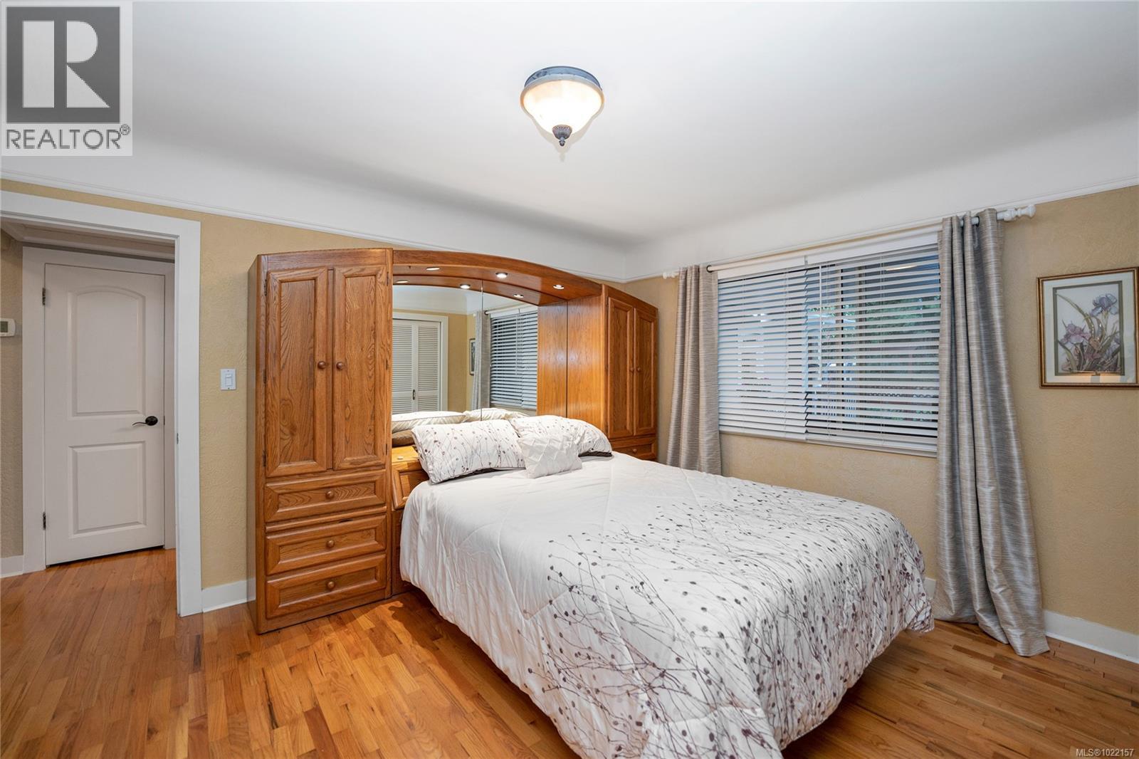 2229 Arbutus Rd, Saanich, BC - Indoor Photo Showing Bedroom