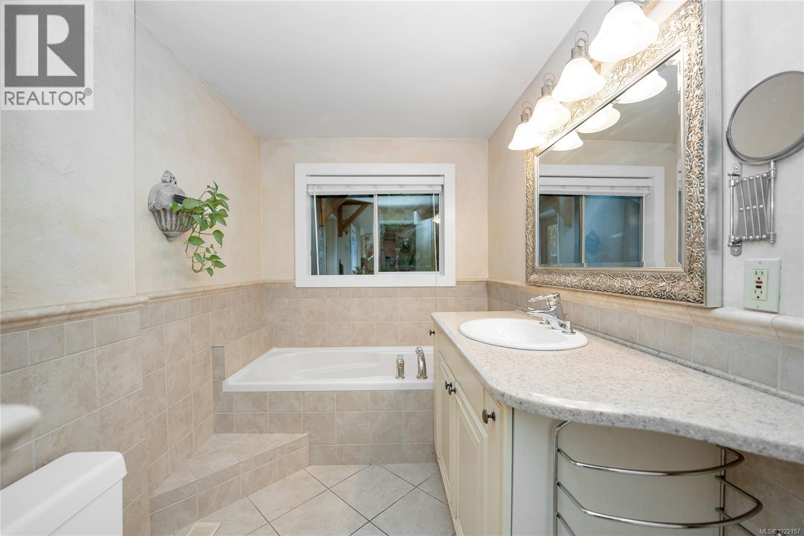 Main residence bathroom with jetted tub - 2229 Arbutus Rd, Saanich, BC - Indoor Photo Showing Bathroom