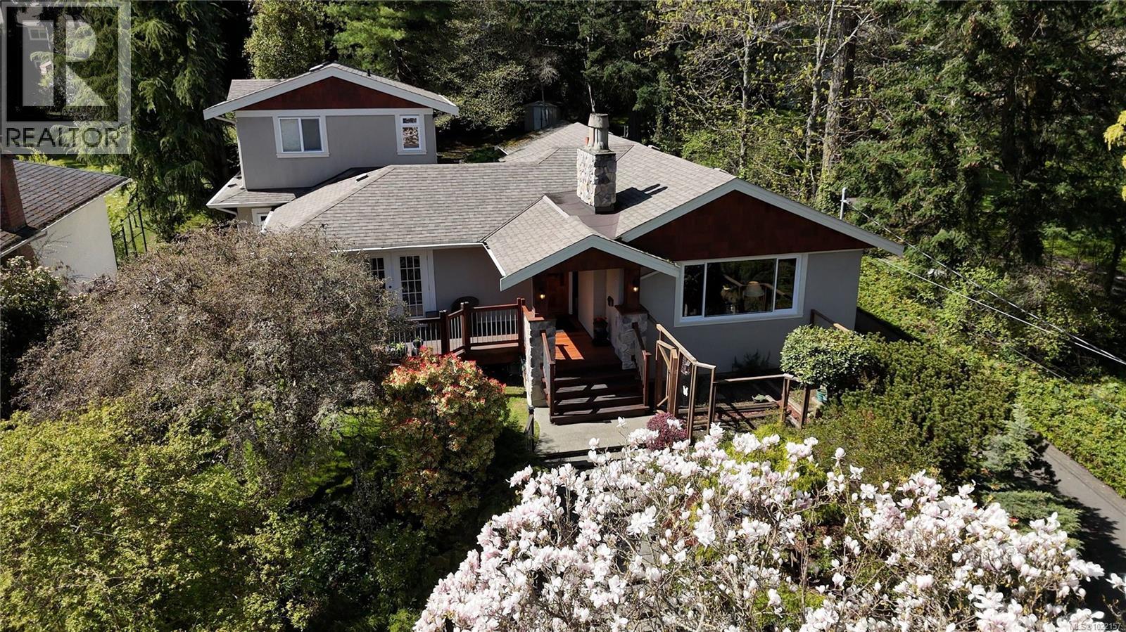 2229 Arbutus Rd, Saanich, BC - Outdoor