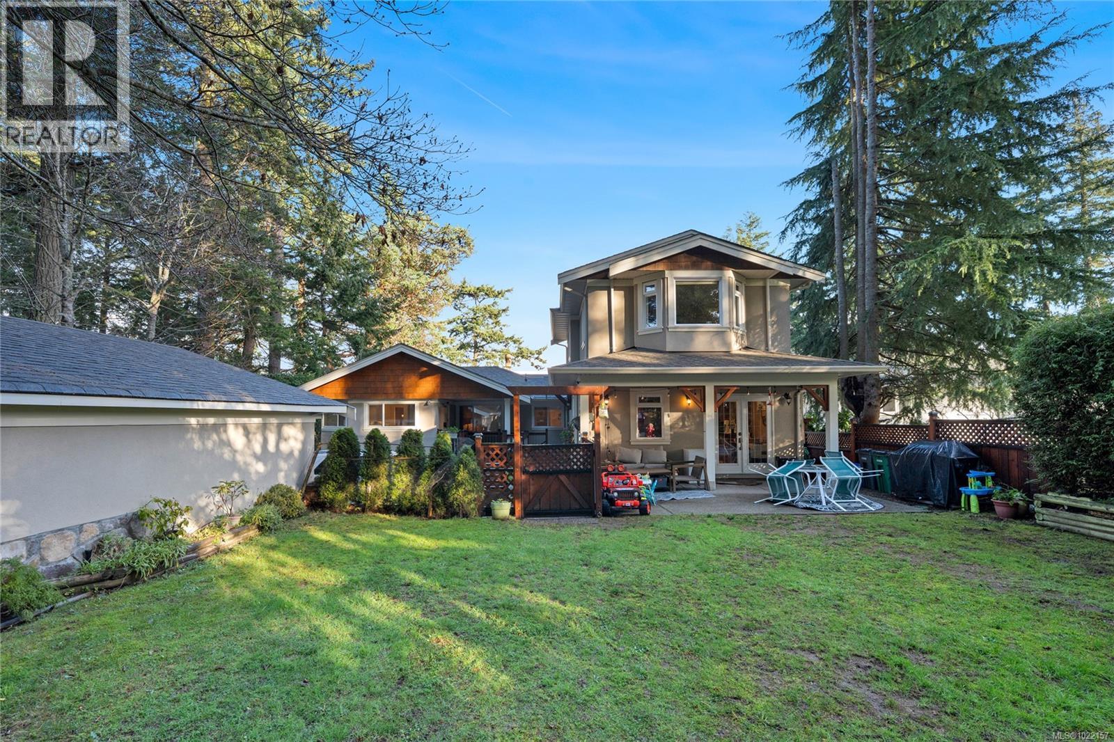 Attached cottage - 2229 Arbutus Rd, Saanich, BC - Outdoor With Deck Patio Veranda
