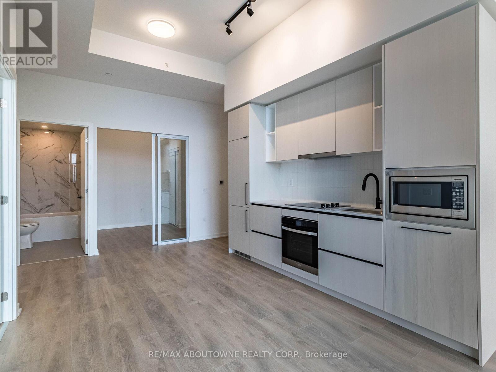 1912 - 10 Graphophone Grove, Toronto, ON - Indoor Photo Showing Kitchen