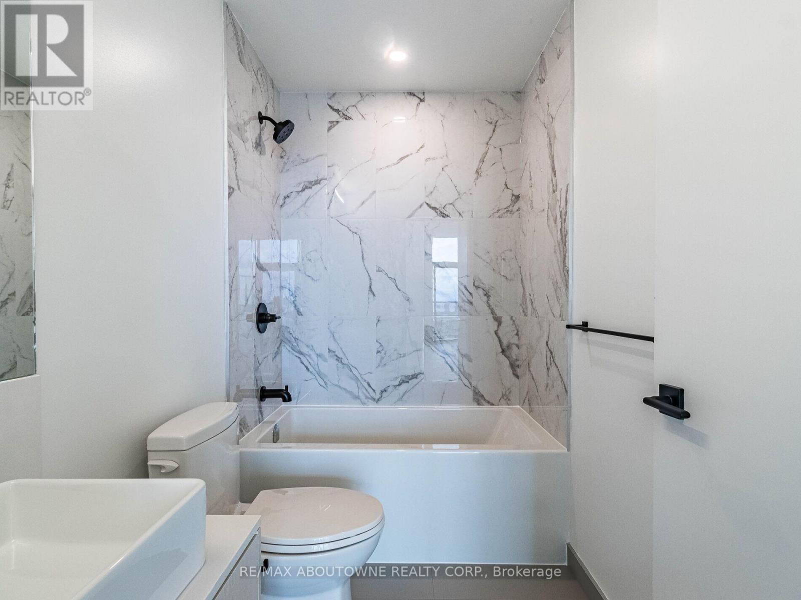 1912 - 10 Graphophone Grove, Toronto, ON - Indoor Photo Showing Bathroom