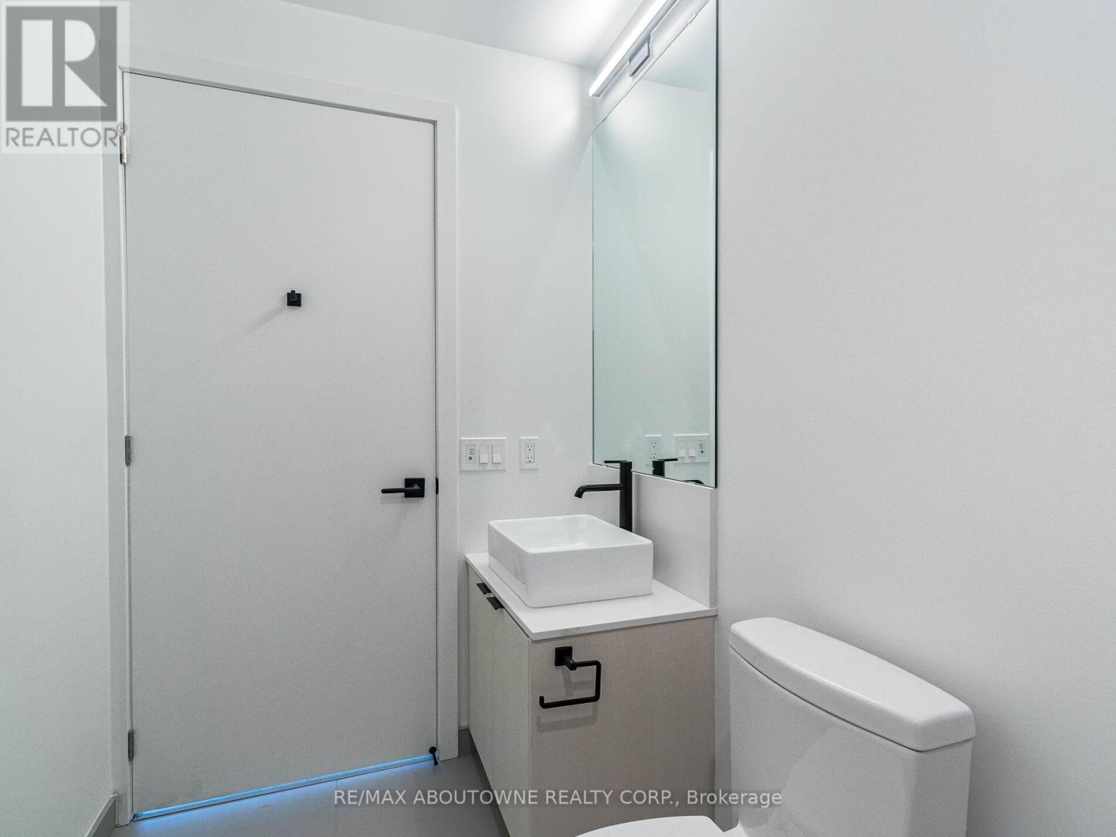 1912 - 10 Graphophone Grove, Toronto, ON - Indoor Photo Showing Bathroom