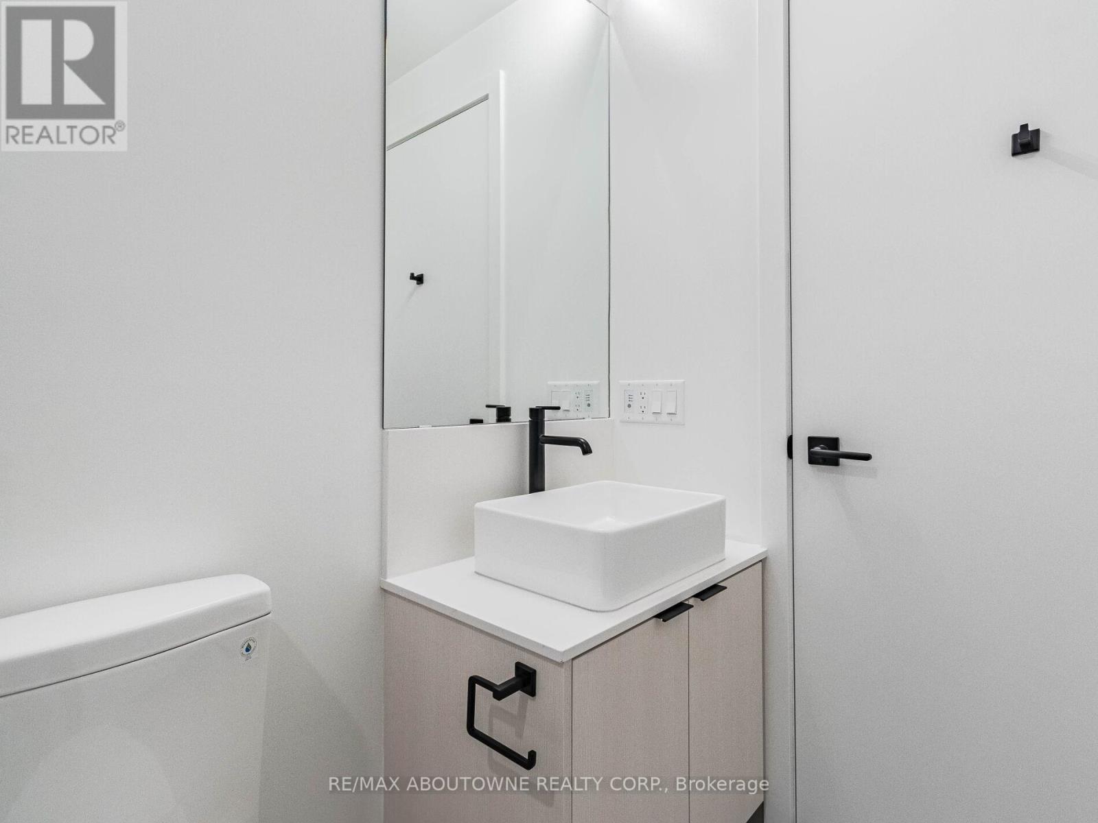 1912 - 10 Graphophone Grove, Toronto, ON - Indoor Photo Showing Bathroom