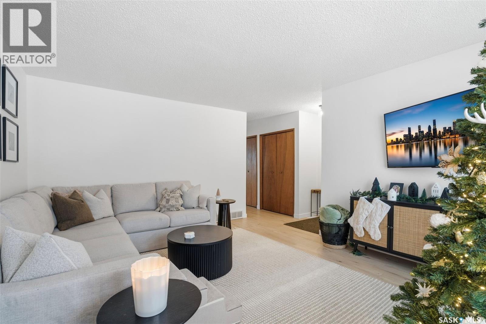 439 Manning Lane, Saskatoon, SK - Indoor Photo Showing Living Room