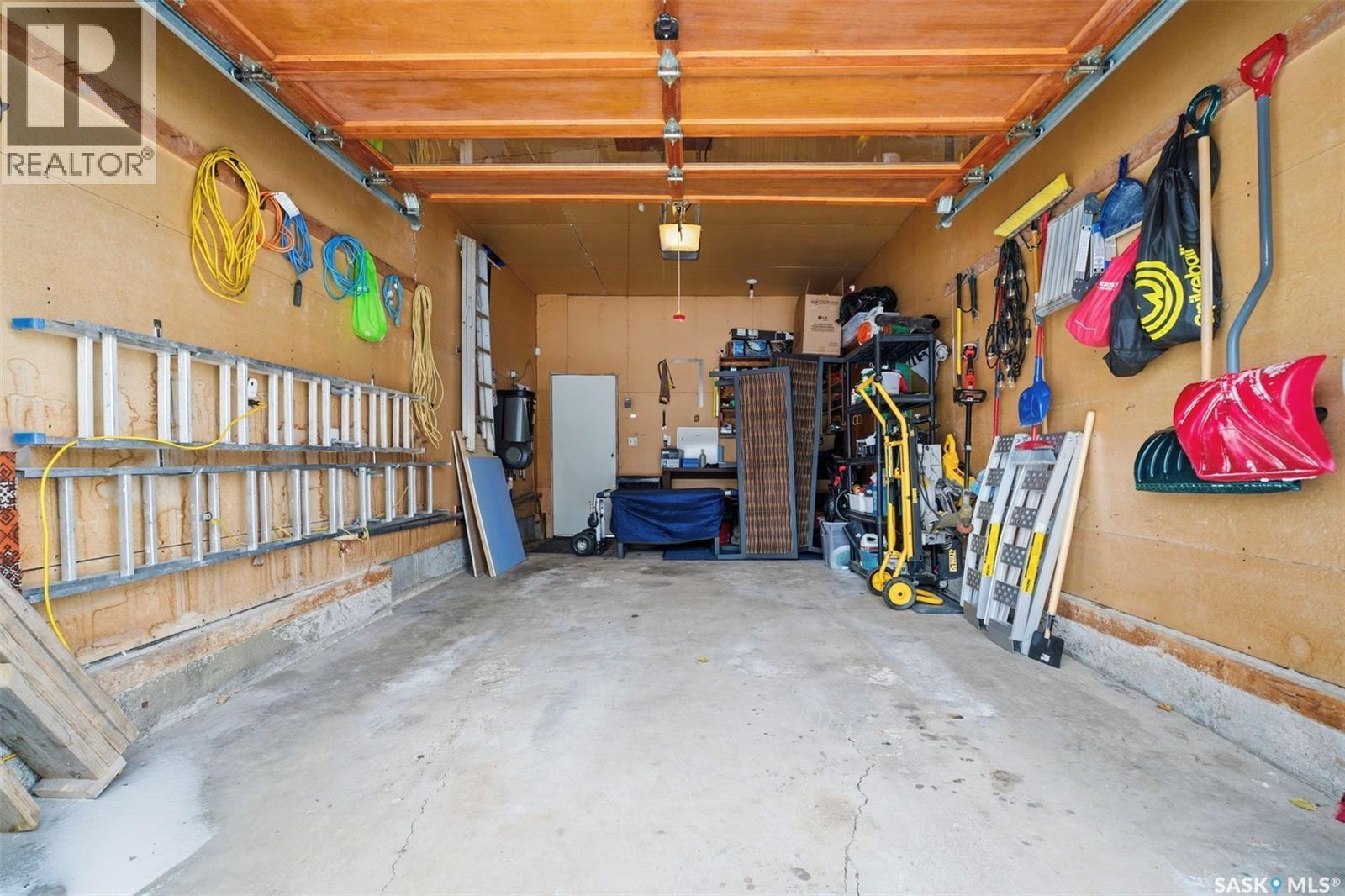 439 Manning Lane, Saskatoon, SK - Indoor Photo Showing Garage