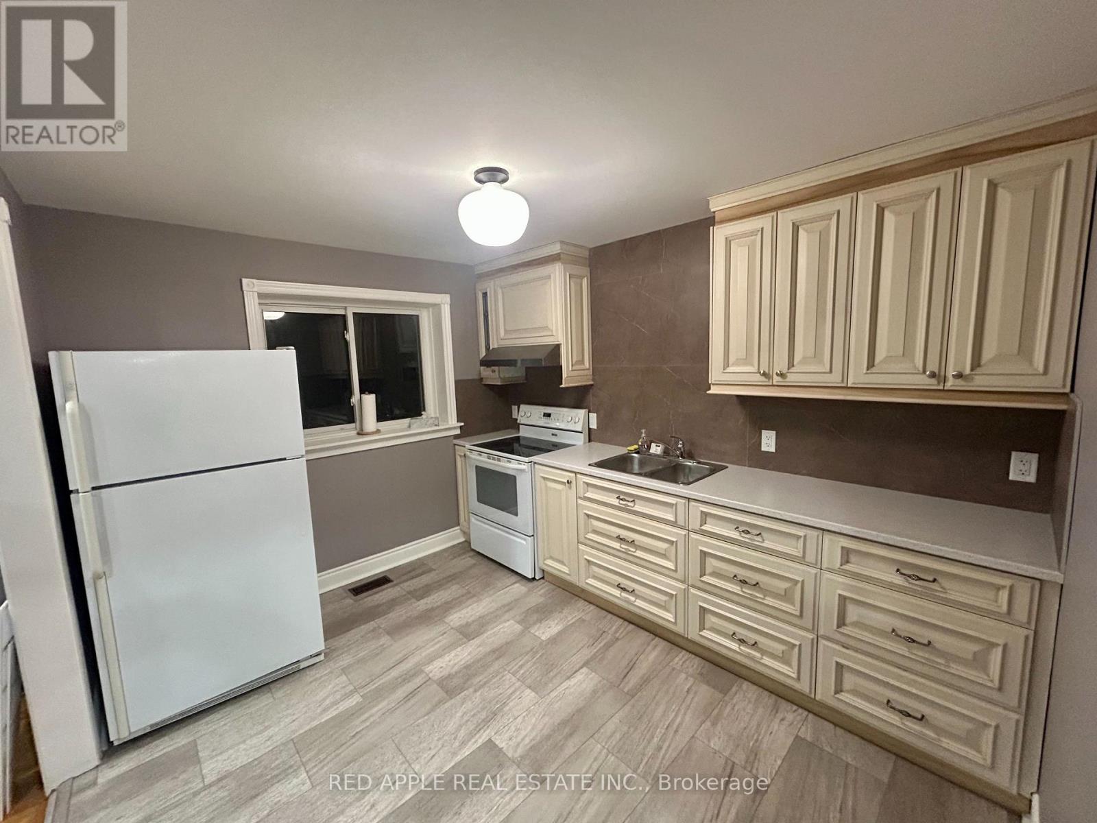 135 Spalding Road, Toronto, ON - Indoor Photo Showing Kitchen