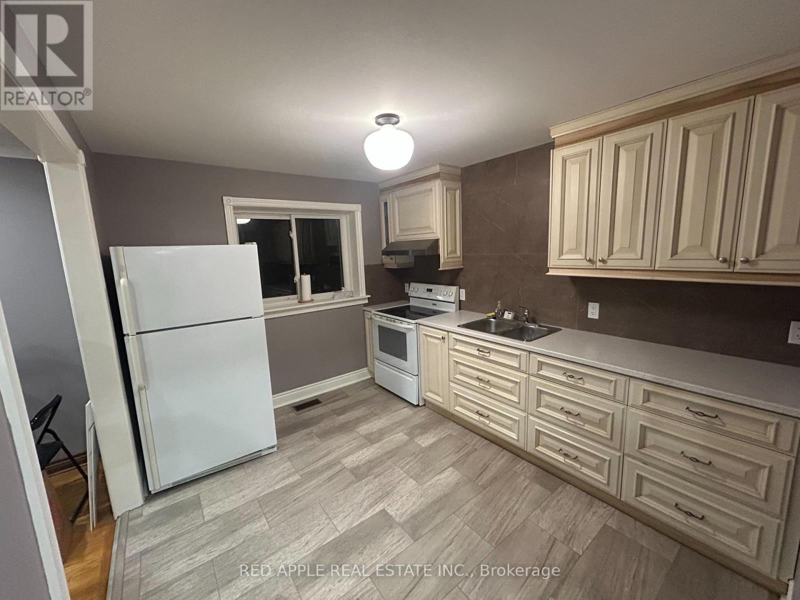 135 Spalding Road, Toronto, ON - Indoor Photo Showing Kitchen